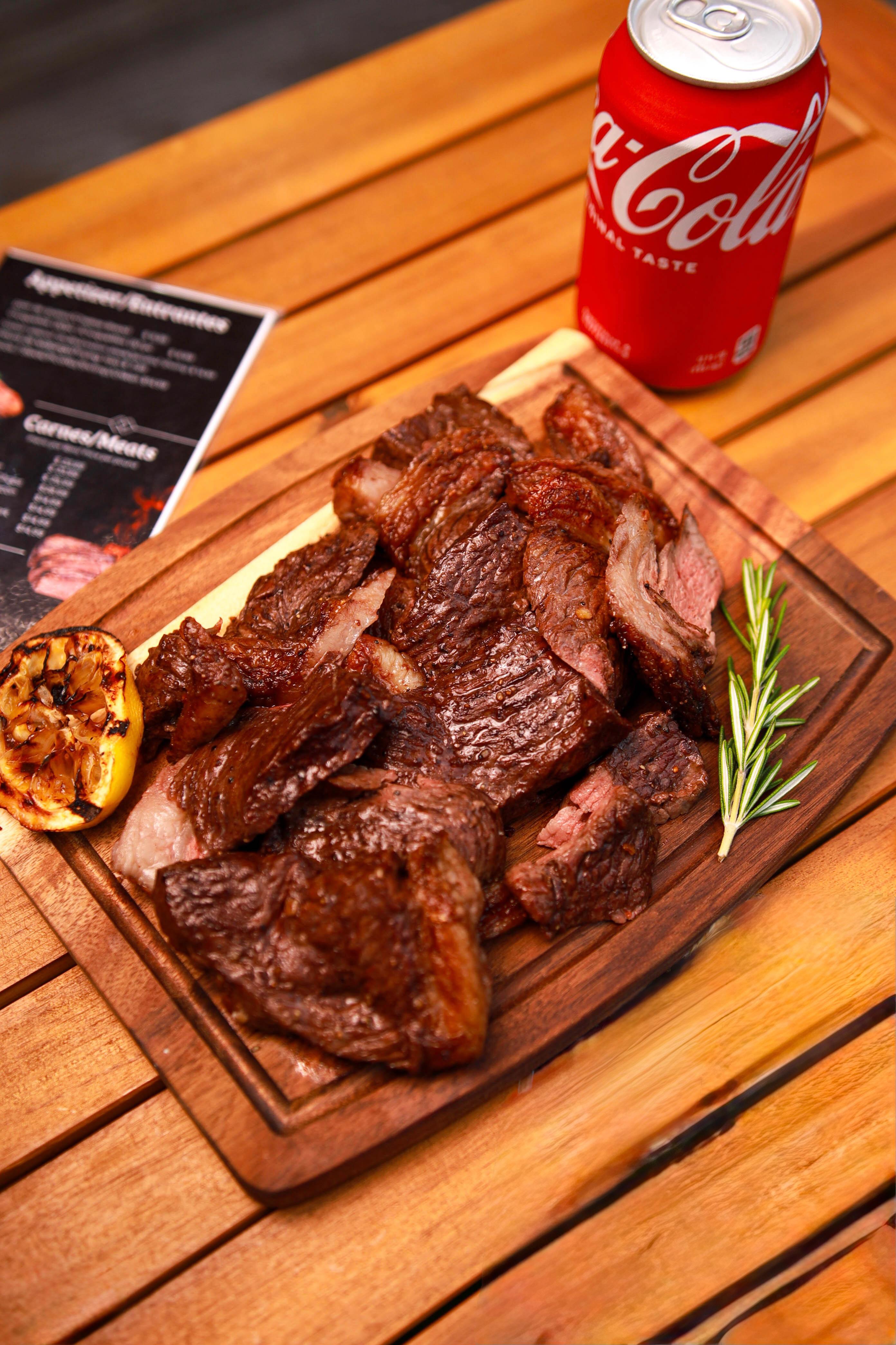Picanha a la parrilla sobre una tabla de madera
