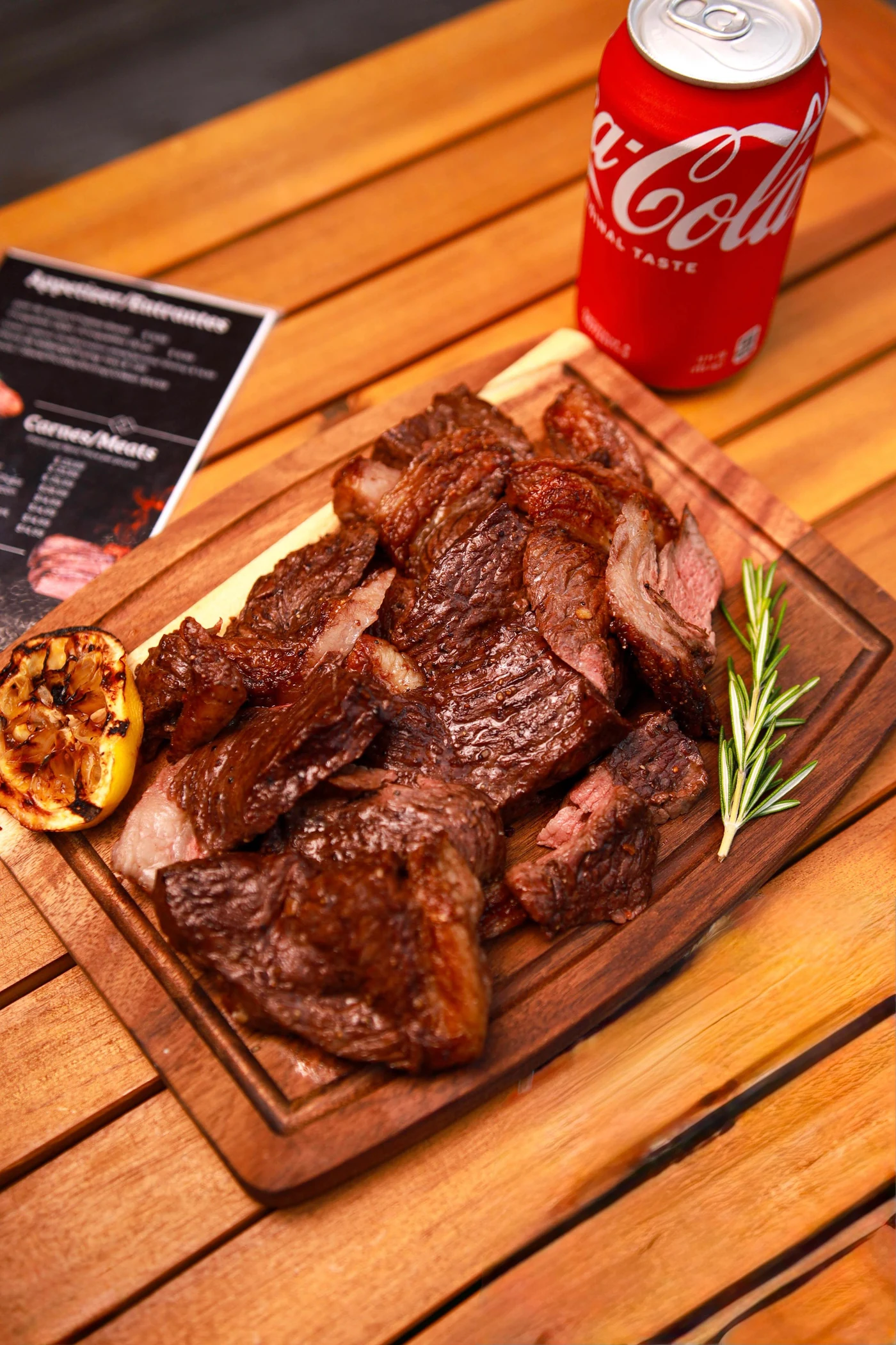 Picanha a la parrilla sobre una tabla de madera